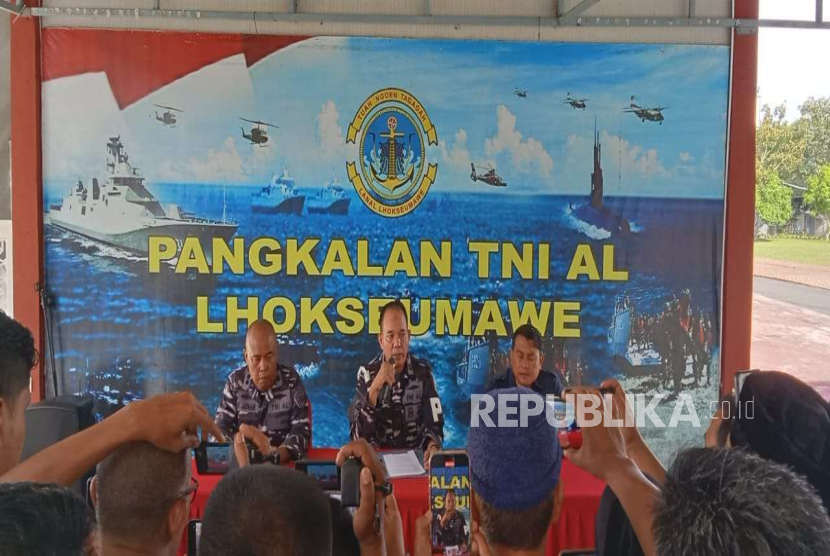 Komandan Detasemen Polisi Militer Angkatan Laut (Dandenpomal) Lanal Lhokseumawe, Mayor Laut (PM) Anggiat Napitupulu saat konferensi pers di Lanal Lhokseumawe, Provinsi Aceh, Senin (17/3/2025).