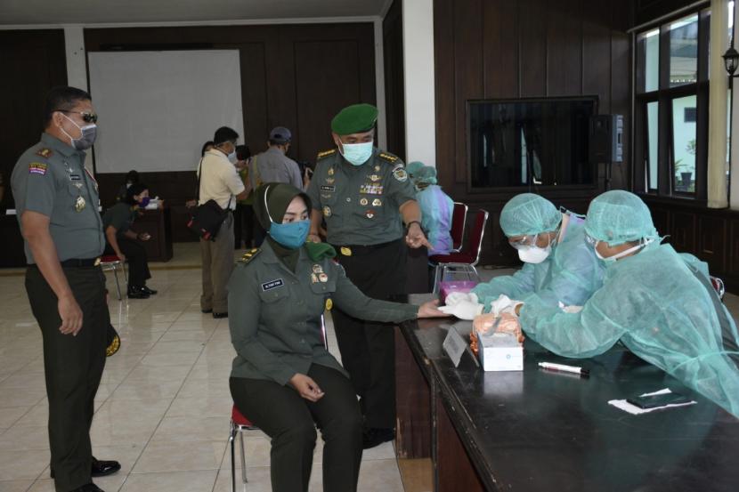Komandan Kodiklatad, Letjen TNI Putranto saat meninjau rapid test bagi personel dan siswa di seluruh Pusdik