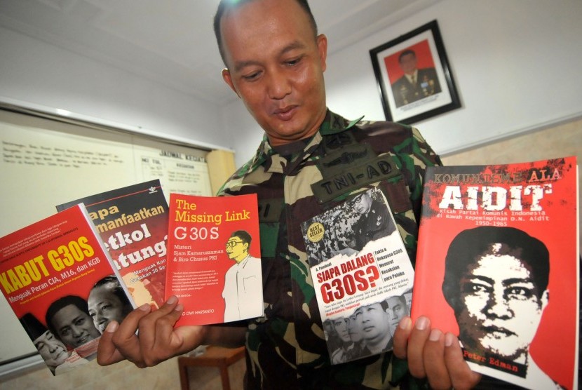 Komandan Kodim 0712/Tegal Letkol Inf Hari Santoso menunjukkan lima judul buku Partai Komunis Indonesia (PKI) yang disita dari sebuah mal, di Kodim 0712 Tegal, Jawa Tengah, Rabu (11/5).