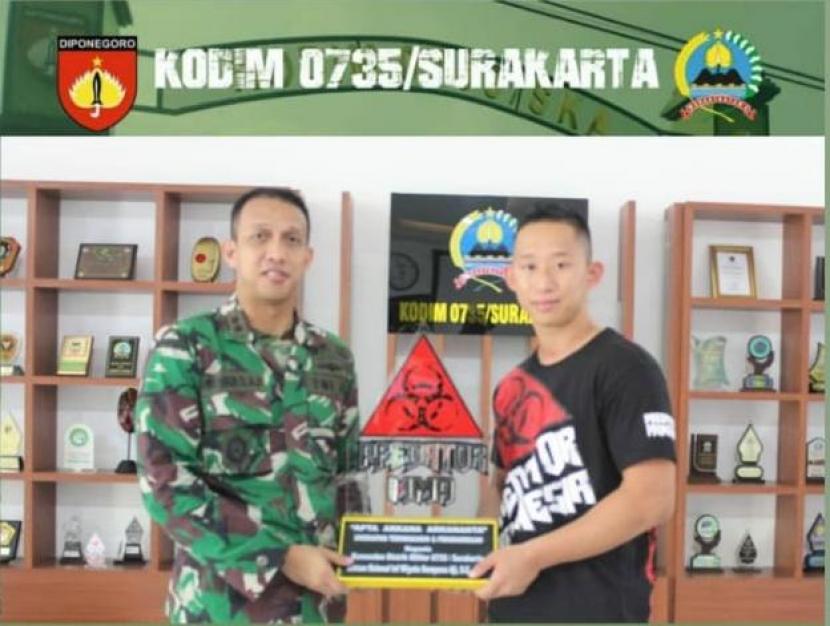Komandan Kodim 0735/Surakarta Letkol Inf Wiyata Sempana Aji bersama pendiri Predator MMA Indonesia, Jeremy Kevin Gunawan alias Jeremy Mecias. 