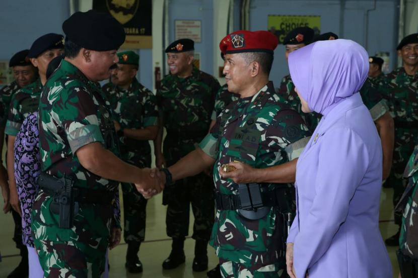 Komandan Komando Operasi Khusus (Dankoopssus) Mayjen Rochadi (kanan) memasuki usia pensiun.