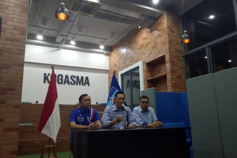 Komandan Komando Satuan Tugas Bersama (Kogasma) Agus Harimurti Yudhoyono (AHY) bersama petinggi Partai Demokrat memberikan keterangan resmi, setelah memantau hitung cepat Pemilu 2019 dari berbagai lembaga survei di media televisi, Rabu (17/4). 