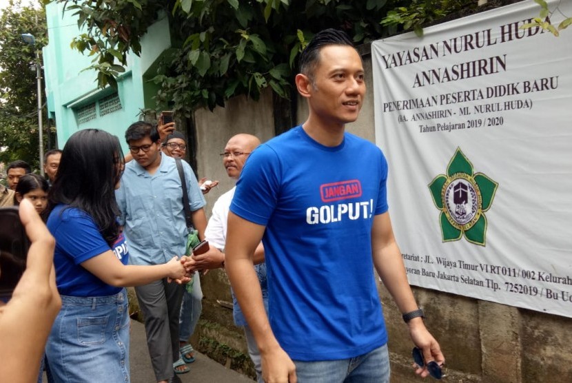 Komandan Komando Satuan Tugas Bersama (Kogasma) Partai Demokrat Agus Harimurti Yudhoyono (AHY) dan istri Annisa Larasati Pohan menggunakan hak pilihnya di TPS 013 Petogogan, Kebayoran Baru, Jakarta Selatan (Jaksel). Agus masuk dalam daftar pemilih tambahan (DPTb) bersama 14 orang lainnya di TPS 013 yang berlokasi di gedung Yayasan Nurul Huda An-Nashirin. 