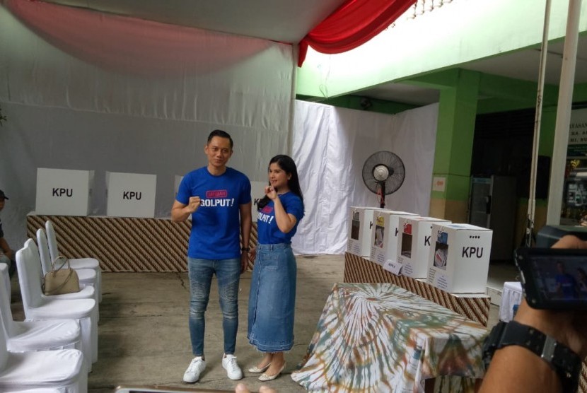 Komandan Komando Satuan Tugas Bersama (Kogasma) Partai Demokrat Agus Harimurti Yudhoyono (AHY) dan istri Annisa Larasati Pohan menggunakan hak pilihnya di TPS 013 Petogogan, Kebayoran Baru, Jakarta Selatan (Jaksel). Agus masuk dalam daftar pemilih tambahan (DPTb) bersama 14 orang lainnya di TPS 013 yang berlokasi di gedung Yayasan Nurul Huda An-Nashirin. 