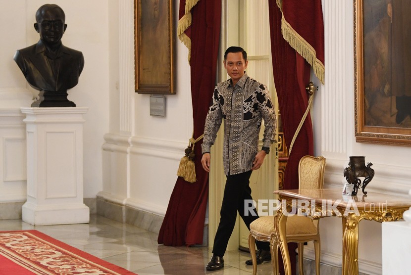 Komandan Komando Satuan Tugas Bersama (Kogasma) Partai Demokrat Agus Harimurti Yudhoyono (AHY) berjalan keluar dari ruangan usai bertemu Presiden Joko Widodo di Istana Merdeka, Jakarta, Kamis (2/5/2019). 