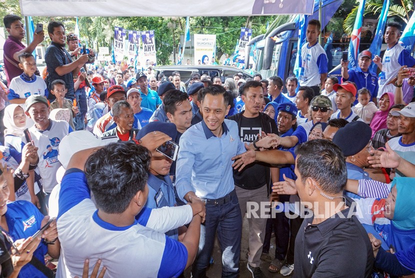 Komandan Komando Tugas Bersama (Kogasma) Partai Demokrat Agus Harimurti Yudhoyono (AHY) (tengah) menyapa warga saat kunjungan dengan sejumlah Caleg Partai Demokrat bersama simpatisan di Kabupaten Pekalongan, Jawa Tengah, Selasa (2/4/2019). 