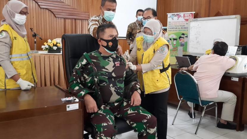 Komandan Korem (Danrem) 032/Wirabraja, Brigjen Arief Gajah Mada menjalani suntik vaksin kedua kalinya di Aula Dinas Kesehatan Sumatra Barat (Sumbar), Kota Padang, Kamis (28/1). 