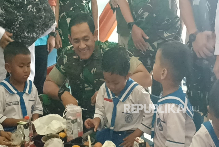 Komandan Korem (Danrem) 061/Suryakencana (SK) Brigjen TNI Faisol Izuddin Karimi meninjau program makan bergizi gratis di sekolah.