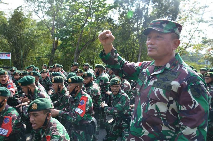 Komandan Korem (Danrem) 172/Praja Wira Yakthi (PWY) Brigjen Izak Pangemanan (kanan).