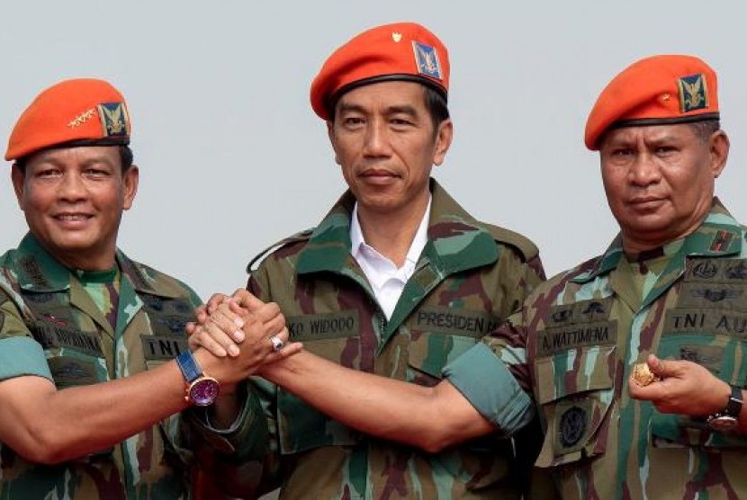 Komandan Korpaskhas TNI AU Marsekal Muda Adrian Wattimena (kanan).