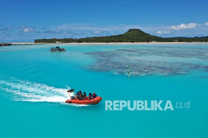 Perairan laut Natuna. Satuan Kerja Khusus Pelaksana Kegiatan Usaha Hulu Minyak dan Gas Bumi (SKK Migas) menyebutkan ada temuan cadangan migas baru di lepas pantai Natuna, Provinsi Riau.