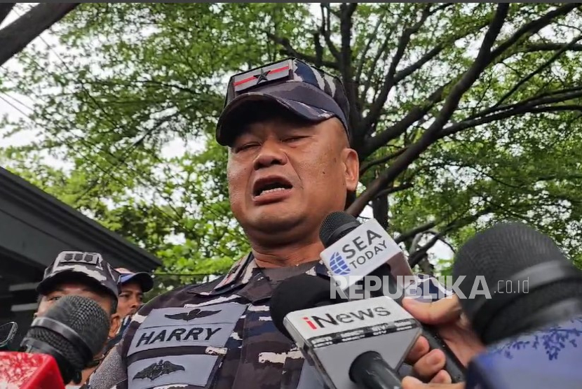 Komandan Lantamal 3 Jakarta, Brigjen Mar Harry Indarto memberikan keterangan terkait pembongkaran pagar laut di Tanjung Pasir, Teluk Naga, Kabupaten Tangerang, Sabtu (18/1/2025).