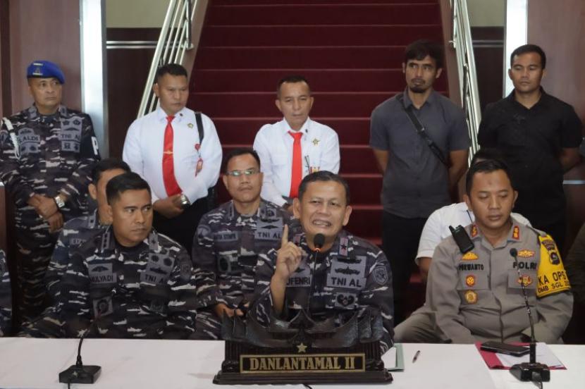 Komandan Lantamal (Danlantamal) II Padang Laksamana Pertama TNI Syufenri (tengah) memberikan penjelasan terkait kasus dugaan pembunuhan di Padang, Selasa (2/4/2024).