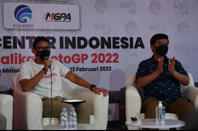 Komandan Lapangan MotoGP Mandalika, Marsekal TNI (Purn) Hadi Tjahjanto, dan Menteri Pariwisata dan Ekonomi Kreatif (Menparekraf)/Kepala Badan Ekonomi Kreatif Sandiaga Salahuddin Uno, membuka secara resmi beroperasinya Media Center Indonesia (MCI) di lokasi Sirkuit Internasional Jalan Raya Pertamina Mandalika.
