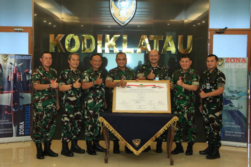 Komandan Marsdya Nanang Santoso memimpin penandatanganan pakta integritas di lingkungan Kodiklatau, Senin (30/5/2022).