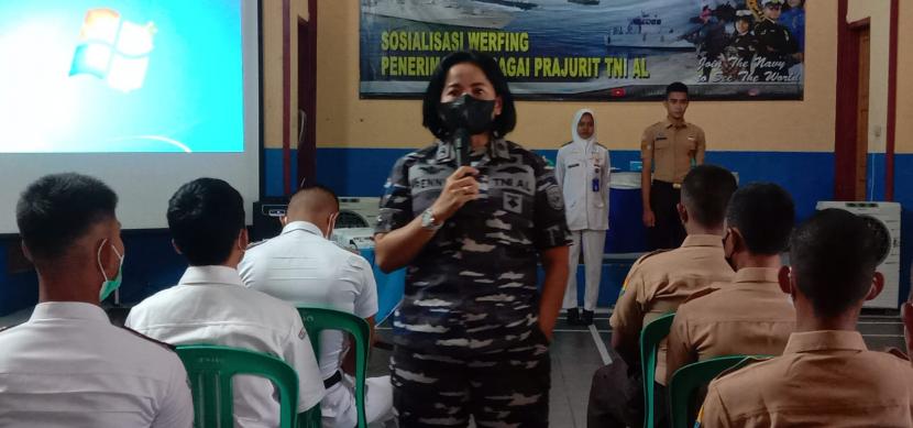 Komandan Pangkalan Angkatan Laut (Danlanal) Bandung, Kolonel Laut (KH/W) Renny Setiowati, saat melakukan sosialisasi di Kabupaten Pangandaran, Jumat (25/3/2022). 