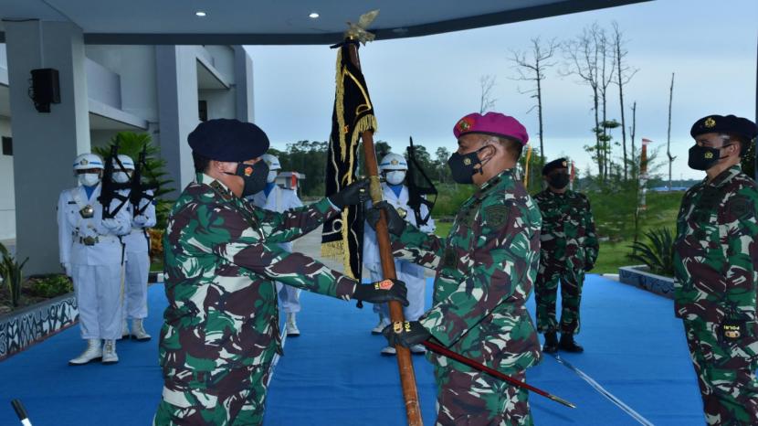 Komandan Pangkalan Utama TNI AL (Danlantamal) IX/Ambon, Brigadir Jenderal (Brigjen) Mar Said Latuconsina (tengah).