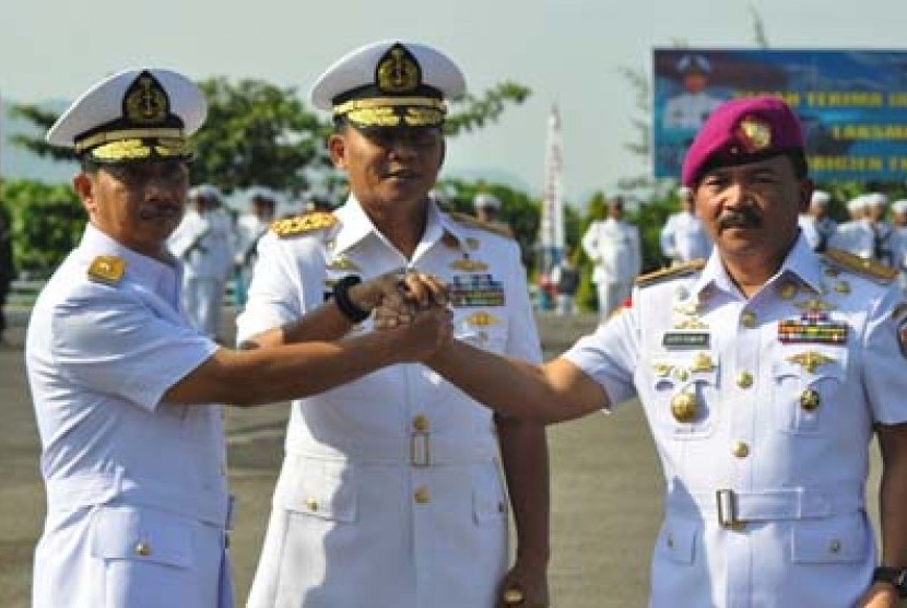 Komandan Pangkalan Utama TNI Angkatan Laut (Danlantamal) II Padang Brigjen TNI (Marinir) Gatot Subroto (kanan)