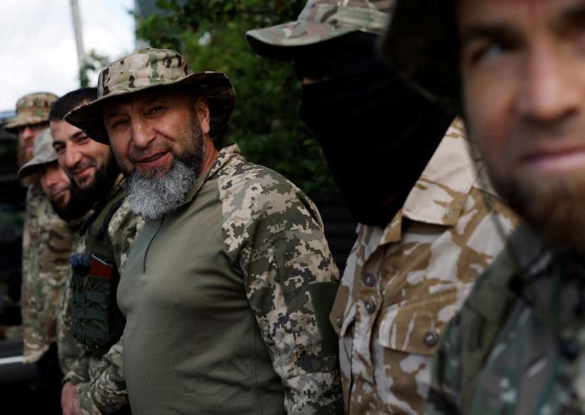 Komandan Pasukan Muslim Krimea Isa Akayev bersiap latihan di Kyiv, Ukraina, 28 Mei 2022. Pasukan Muslim Krimea Pro Ukraina Rindukan Tanah Air yang Hilang