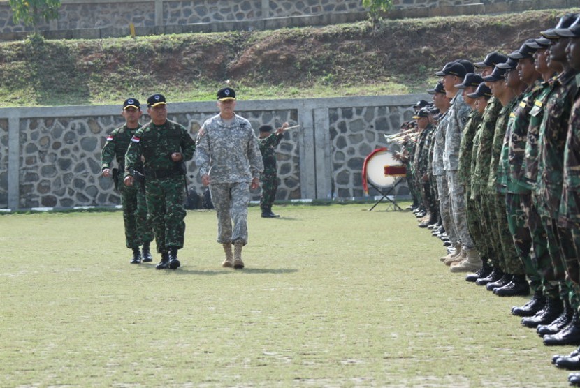 Komandan PMPP TNI Brigjen Anto Mukti Putranto didampingi Commanding General Hawaii Army National Guard, Brigjen Bruce E. Oliveira