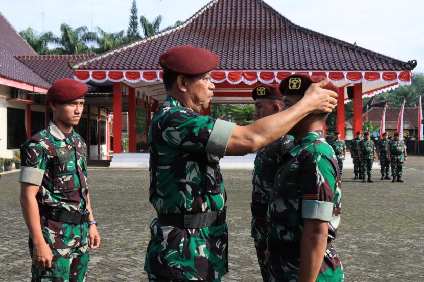 Komandan Pusat Penerbangan Angkatan Darat (Danpuspenerbad), Mayjen Dwi Wahyu Winarto meresmikan baret merah marun kepada personel Puspenerbad.