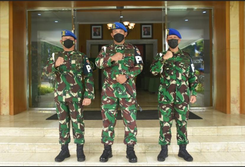 Komandan Pusat Polisi Militer Angkatan Darat (Puspomad), Letjen Chandra W Sukotjo (tengah).