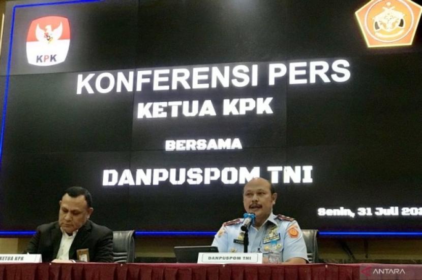  Komandan Pusat Polisi Militer (Danpuspom) TNI Marsekal Muda TNI Agung Handoko (kanan) dan Ketua KPK Firli Bahuri (kiri) saat jumpa pers di Mabes TNI, Jakarta, Senin (31/7/2023) 