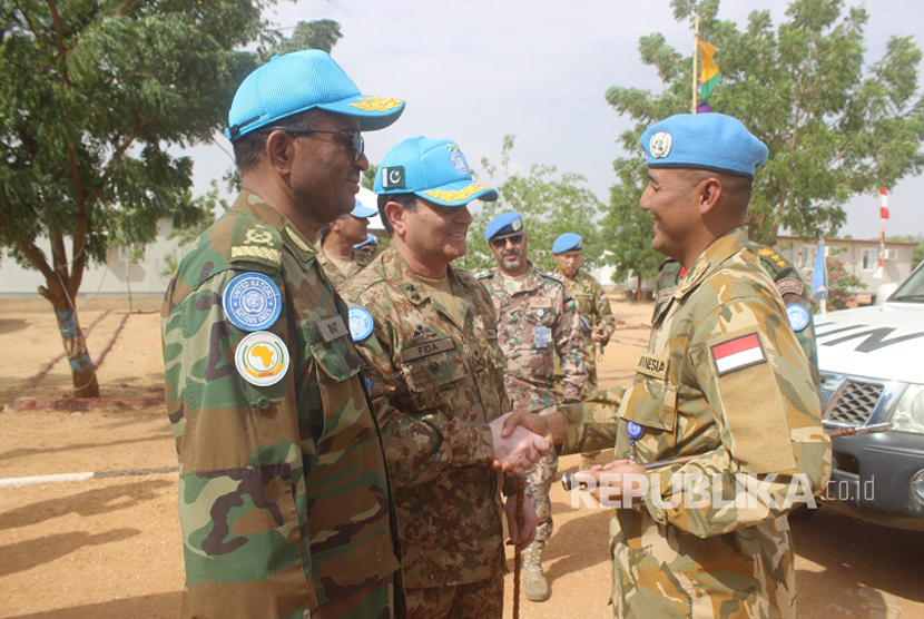 Komandan Satgas Indonesian Battalion (Indobatt-03)  Letkol Inf Syamsul Alam, S.E, beserta Perwira Staf menerima kunjungan kerja rombongan Ag. Force Commander Major General Fida Hussain Malik di Markas Indobatt-03, El Geneina, Sudan Afrika, Senin (3/7).