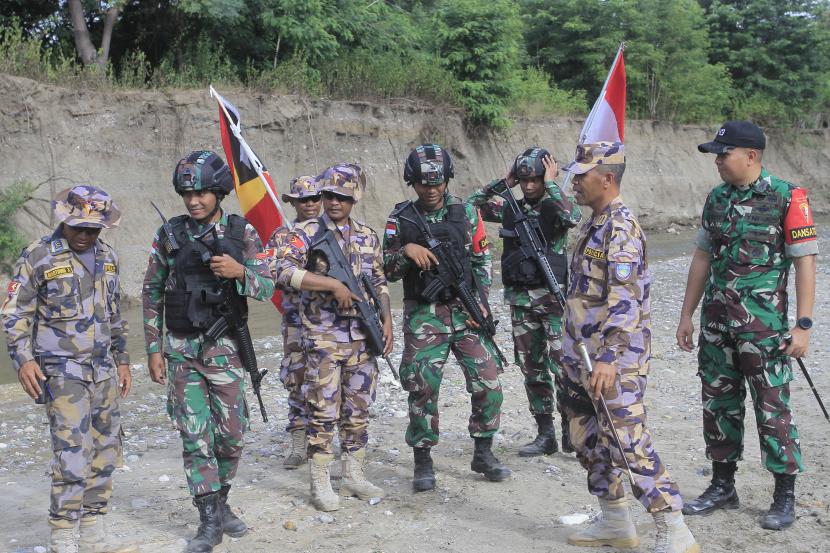 Komandan Satgas Pamtas RI-Republik Demokrasi Timor Leste (RDTL) Batalyon Infantri 743/PSY Letkol Inf Andi Lulianto (kanan) bersama Komandan Kesatuan Polisi Perbatasan RDTL Superentendente (Letkol Polisi) Euclides Belo menyapa sejumlah TNI-AD dan Polisi perbatasan RDTL usai dilakukan patroli perbatasan bersama di perbatasan RI-RDTL di Kabupaten Belu, NTT, Selasa (24/5/2022).Patroli bersama tersebut selain untuk menjalin keharmonisan di antara kedua satuan, juga untuk mencegah terjadinya kasus penyelundupan barang di kawasan perbatasan. 