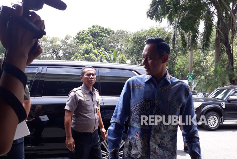 Komandan Satuan Tugas Bersama (Kogasma) Demokrat Agus Harimurti Yudhoyono saat tiba di Kantor Kemenko Polhukam, Gambir, Jakarta Pusat, Rabu (7/3). 