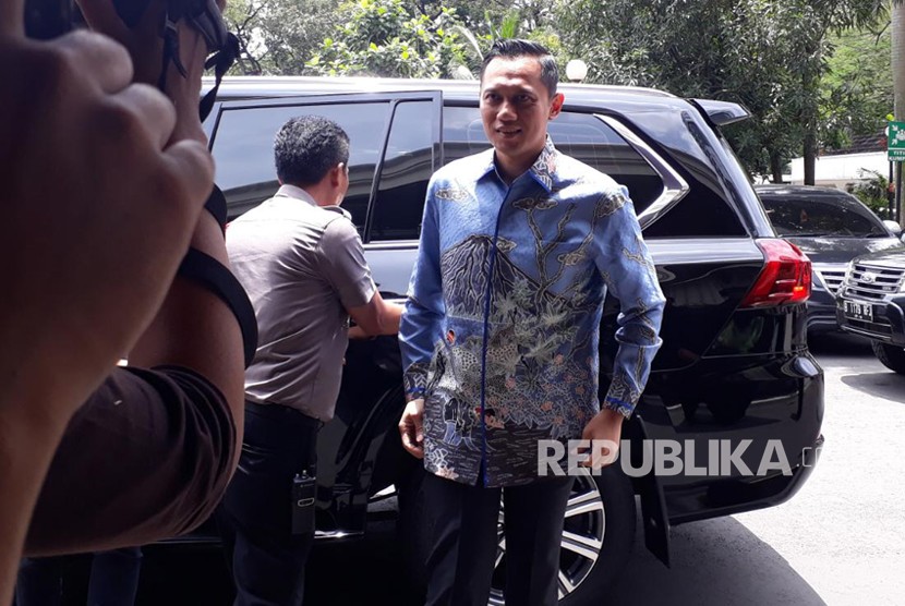 Komandan Satuan Tugas Bersama (Kogasma) Demokrat Agus Harimurti Yudhoyono saat tiba di Kantor Kemenko Polhukam, Gambir, Jakarta Pusat, Rabu (7/3). 