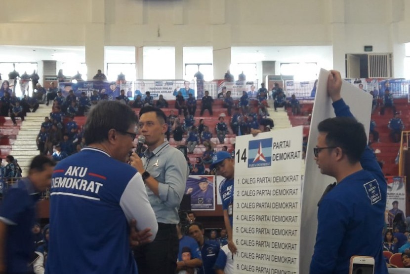 Komandan Satuan Tugas Bersama (Kosgama) Agus Harimurti Yudhoyono membawa Rocky Gerung di hadapan seribuan kader dan simpatisan Partai Demokrat di GOR Ciracas, Jakarta Timur (Jaktim), pada Ahad (24/3).