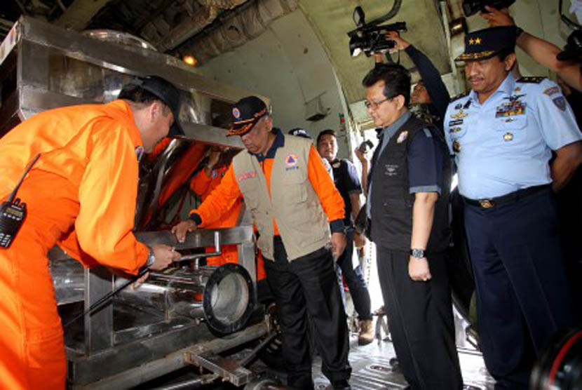 Komandan Skadron Udara 31 Letkol Adrian Damanik (kiri) memberikan penjelasan alat tabung Tekhnologi modifikasi cuaca kepada Kepala BNPB Syamsul Maarif (kedua kiri) yang didampingi Asisten Operasi KSAU Marsekal Muda TNI Bagus Puruhito (kanan) dan Kepala UPT