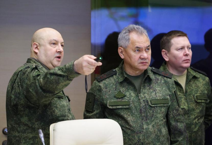 Komandan tertinggi militer Rusia di Ukraina, Jenderal Sergei Surovikin (kiri) ditahan karena terlibat dalam pemberontakan pasukan Wagner pekan lalu.