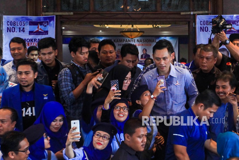 Komandan Tugas Bersama (Kogasma) Partai Demokrat Agus Harimurti Yudhoyono (AHY) (kedua kanan) berswafoto dengan pendukung saat kampanye di Sleman, DI Yogyakarta, Kamis (4/4/2019).