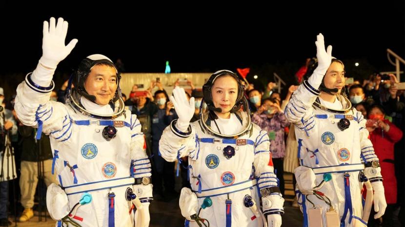Komandan Zhai Zhigang, Wang Yaping, dan Ye Guangfu bersiap dalam misi Shenzhou 13.