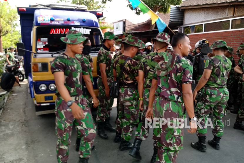 Komando Resort Militer (Korem) 072 Pamungkas Yogyakarta melakukan eksekusi pengosongan rumah dinas TNI di Kampung Pathuk, RT 28 / RW 05, Ngampilan, Kota Yogyakarta. Ada tiga rumah yang dieksekusi oleh Korem 072 Pamungkas, Selasa (16/10).