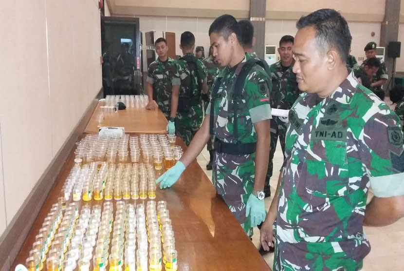 Komando Strategis Angkatan Darat (Kostrad)  menggelar pemeriksaan urine terhadap prajurit dan PNS yang berdinas di Makostrad, bertempat di Ruang Mandala, Markas Kostrad, Jakarta Pusat, Jumat (26/2). 