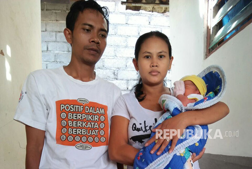 Komang Agung, bayi laki-laki yang lahir di tengah suasana pengungsian Gunung Agung, Kabupaten Karangasem. Agung merupakan putra ketiga dari pasangan suami istri asal Kampung Muslim Seren Jawa, Alfian dan Muri Ariani.