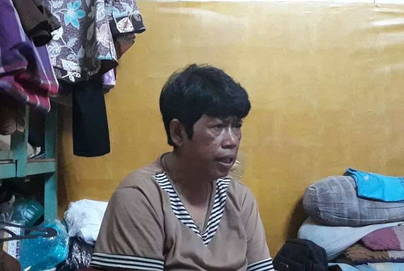 Komariah, ibunda Muhammad Rizki, anak yang meninggal usai mengantre sembako di Monas, Sabtu (28/4) lalu, saat ditemui di rumah kontrakannya, Selasa (8/5).