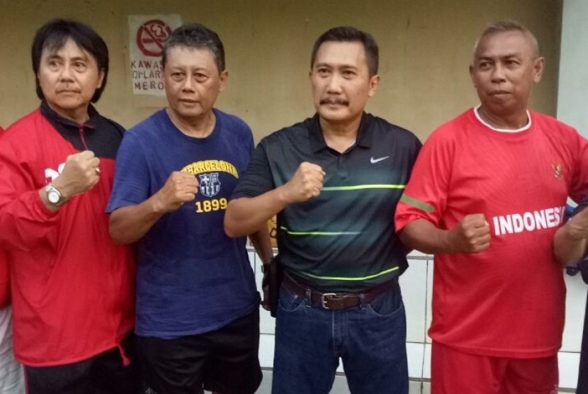 Kombes Pol Uden Kusumawijaya (kedua dari kanan) bersama legenda sepak bola Indonesia, di Stadion Gongseng, Jakarta, Sabtu (21/10). 