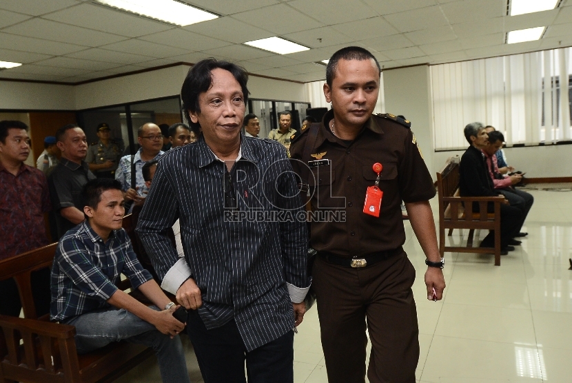  Komedian Betawi yang juga Direktur PT. Viandra Production Mandra Naih, berjalan menuju meja sidang untuk menyimak pembacaan dakwaan saat sidang di Pengadilan Tipikor, Jakarta, Kamis (20/8).