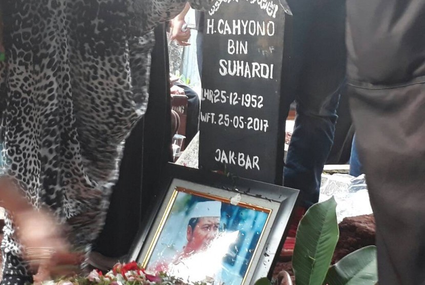 Komedian Cahyono dimakamkan di Kompleks Pemakaman Perdio, Jakarta, Kamis (25/5).
