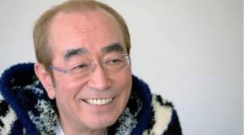 Ken Shimura meninggal dunia akibat penumonia yang disebabkan Covid-19 tahun lalu.