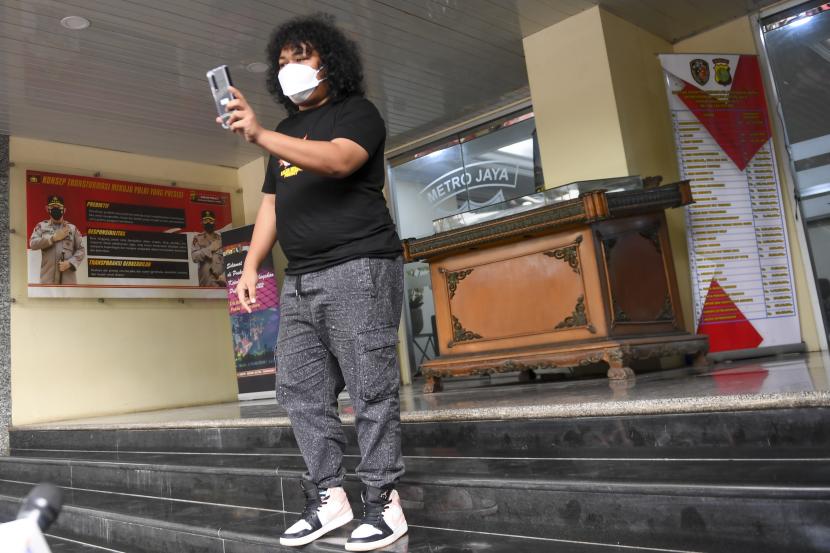 Komedian Marshel Widianto berjalan keluar usai menjalani pemeriksaan penyidik di Polda Metro Jaya, Jakarta, Kamis (7/4/2022). Marshel diperiksa sebagai saksi karena diduga menjadi salah satu pembeli konten pornografi Dea OnlyFans lewat layanan Google Drive.