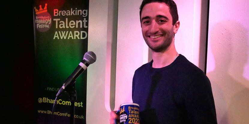 Komedian Muslim Inggris Hasan Al-Habib menerima Breaking Talent Award 2023 dari Birmingham Comedy Festival.