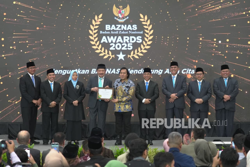 Komedian senior Alfiansyah Bustami atau Komeng menerima penghargaan dalam BAZNAS Awards 2025.