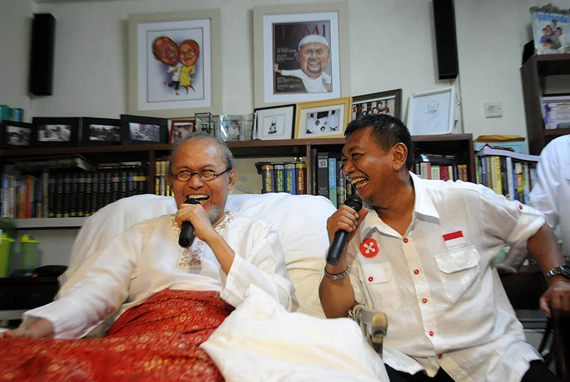  Komedian senior Ferrasta Soebardi atau Pepeng (kiri) bersama Deddy Mizwar.