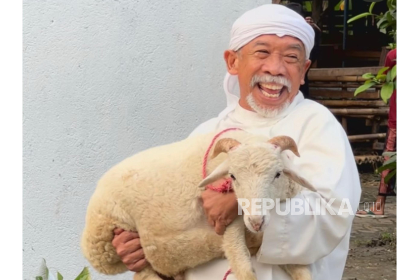 Komedian senior Qomar. Sebelum meninggal dunia, Qomar berjuang melawan kanker sebelum meninggal dunia. 