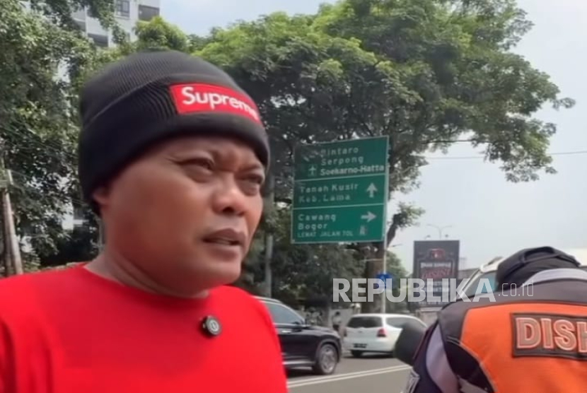 Komedian Sule mendapatkan tilang dari petugas Dinas Perhubungan (Dishub) Provinsi Jakarta pada Kamis (25/9/2025).